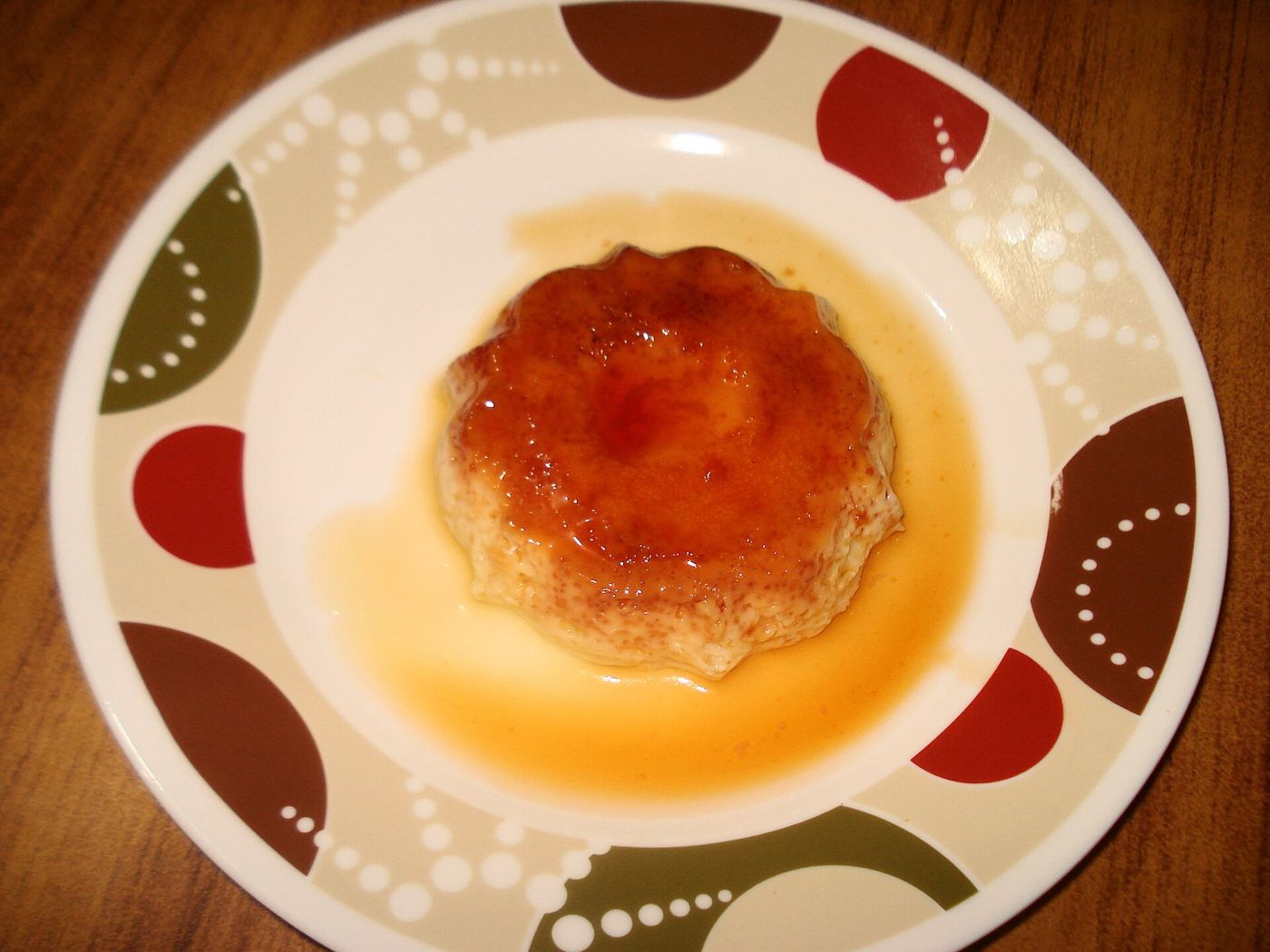 Imagem ilustrativa: pudim com calda de caramelo